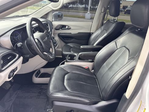 Used 2020 Chrysler Pacifica Touring-L Plus w/ Tire & Wheel Group FWD image 15