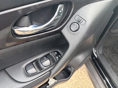 Used 2018 Nissan Rogue SV AWD/4WD image 18