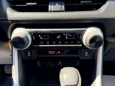 Used 2019 Toyota RAV4 LE w/ All Weather Liner Package AWD/4WD image 18