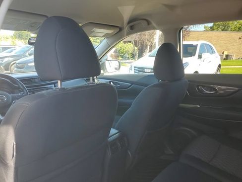 Used 2017 Nissan Rogue SV AWD/4WD image 10