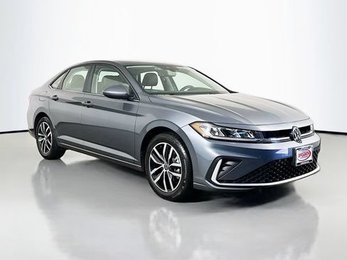 Used 2025 Volkswagen Jetta SE FWD image 14