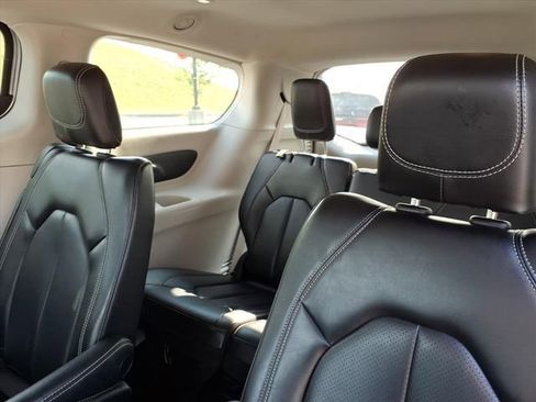 Used 2023 Chrysler Pacifica Touring-L FWD image 16