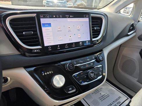 Used 2022 Chrysler Pacifica Touring-L FWD image 16