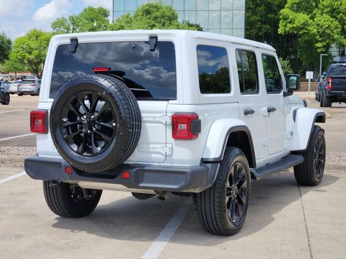 Used 2025 Jeep Wrangler Sahara image 6