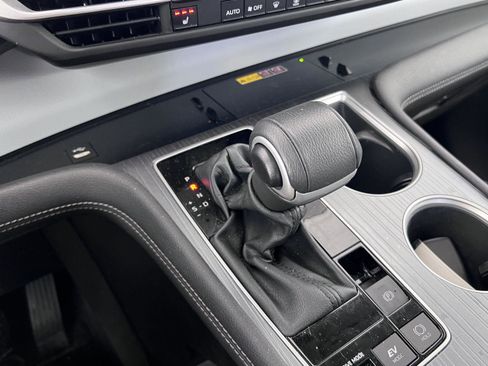 Used 2025 Toyota Sienna XLE image 9