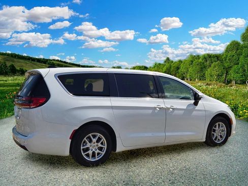 Used 2023 Chrysler Pacifica Touring-L FWD image 6