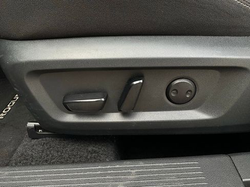 Used 2025 Nissan Rogue SV image 11