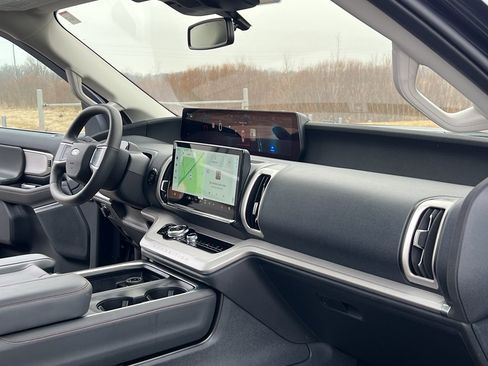 Used 2025 Ford Expedition Active image 32