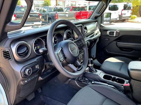 Used 2023 Jeep Wrangler Unlimited w/ Cold Weather Group AWD/4WD image 8