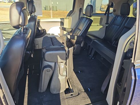 Used 2013 Chrysler Town & Country Touring image 15