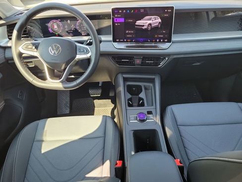 Used 2025 Volkswagen Tiguan SE FWD image 16