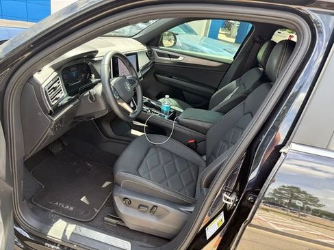 Used 2024 Volkswagen Atlas Cross Sport SE FWD image 11