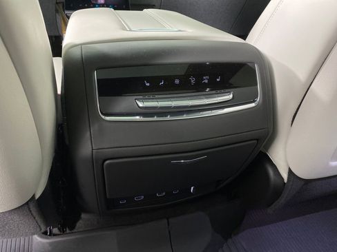 Used 2025 Cadillac Escalade ESV Sport Platinum w/ LPO, ONYX Package image 32