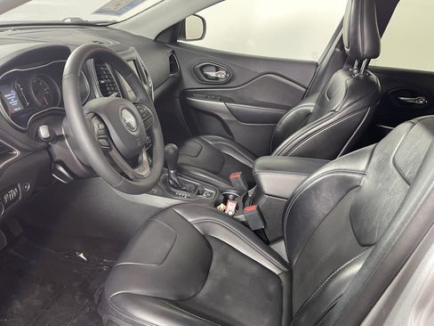 Used 2019 Jeep Cherokee Latitude Plus w/ Comfort/Convenience Group AWD/4WD image 9