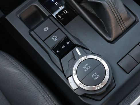 Used 2025 Toyota Tacoma SR5 AWD/4WD image 23