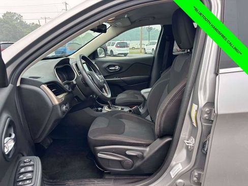 Used 2016 Jeep Cherokee Latitude w/ Cold Weather Group AWD/4WD image 3