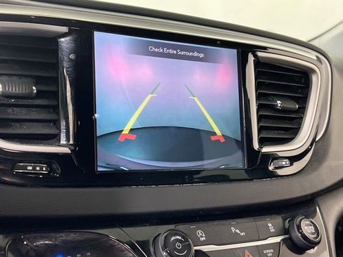 Used 2020 Chrysler Pacifica Touring-L Plus FWD image 13