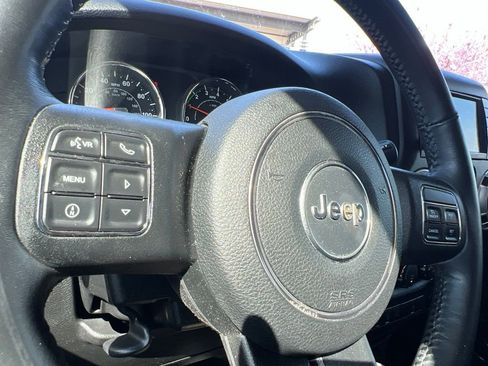 Used 2017 Jeep Wrangler Unlimited Sahara w/ Connectivity Group AWD/4WD image 32