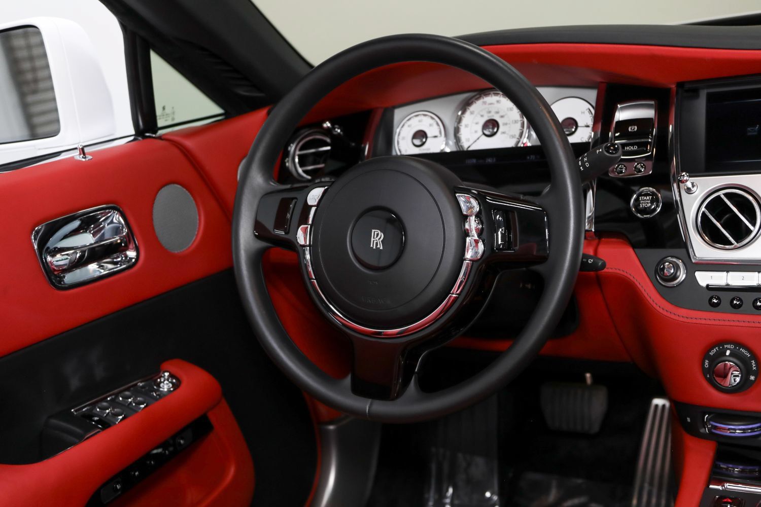 Used 2018 Rolls-Royce Dawn RWD image 46