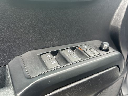 Used 2021 Toyota Tacoma SR AWD/4WD image 9