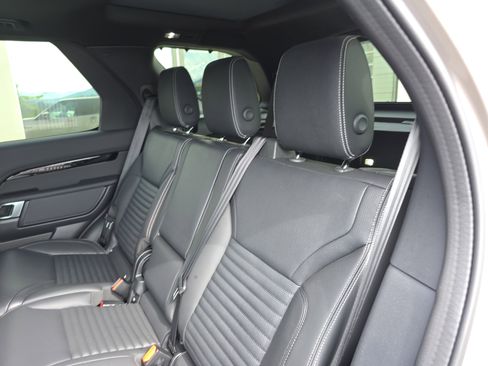 Certified 2025 Land Rover Discovery S image 16