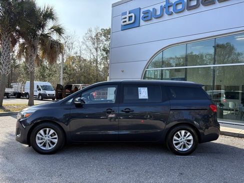 Used 2015 Kia Sedona LX w/ LX Convenience Package image 2