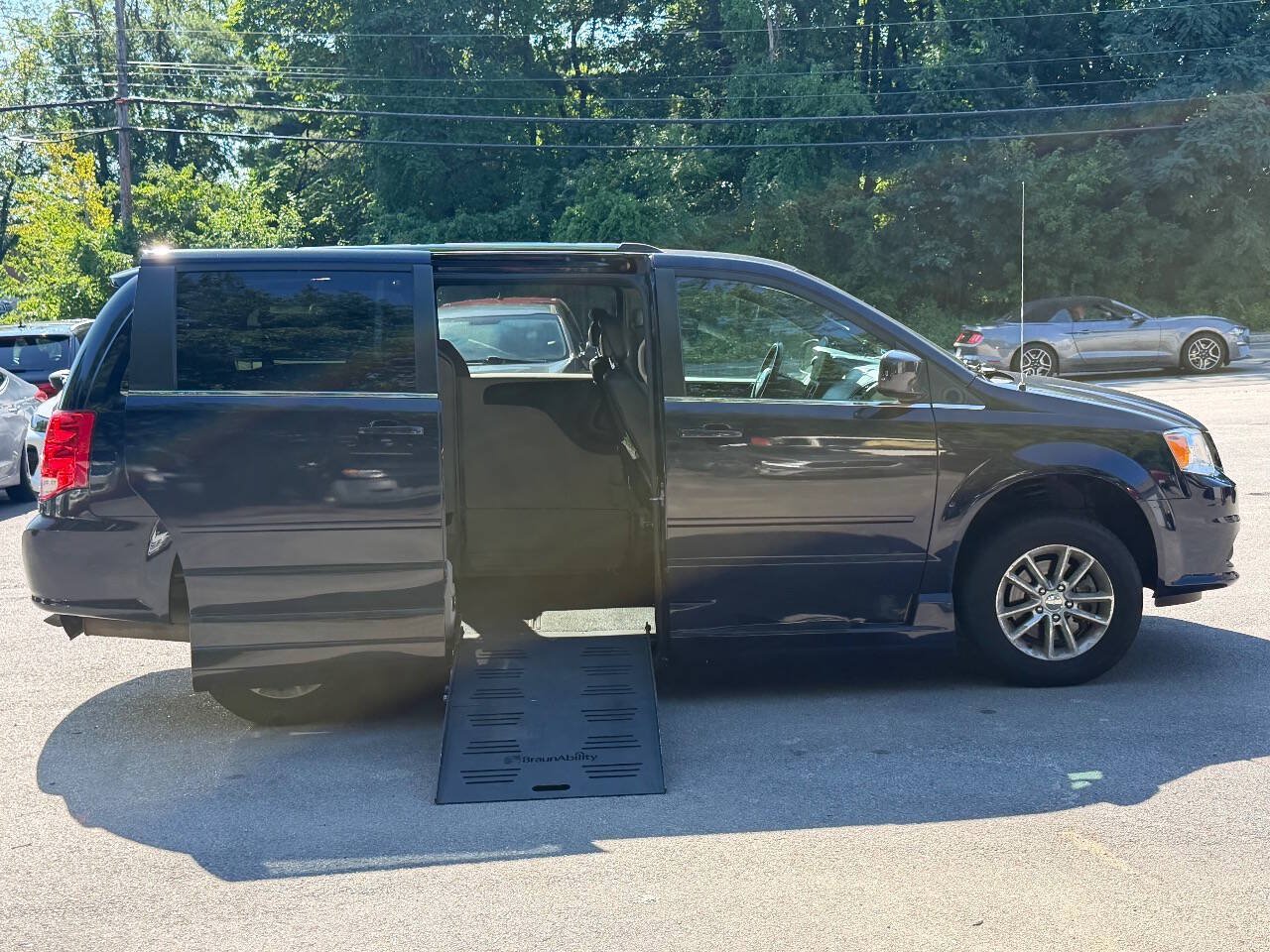 Used 2015 Dodge Grand Caravan SXT FWD image 9