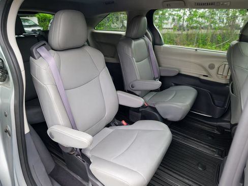 Used 2023 Toyota Sienna XLE FWD image 31
