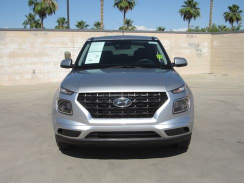 Used 2025 Hyundai Venue SE FWD image 3