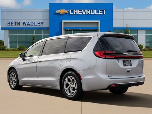 Used 2024 Chrysler Pacifica Limited FWD image 5