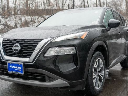 Used 2023 Nissan Rogue SV image 2