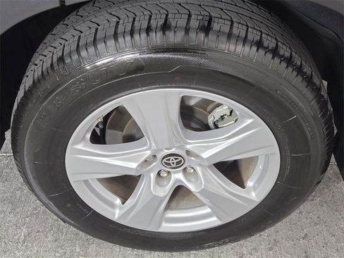 Used 2022 Toyota Highlander LE image 13