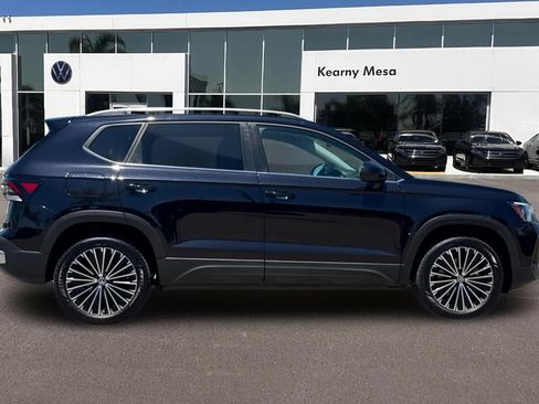 Used 2025 Volkswagen Taos SE FWD image 3