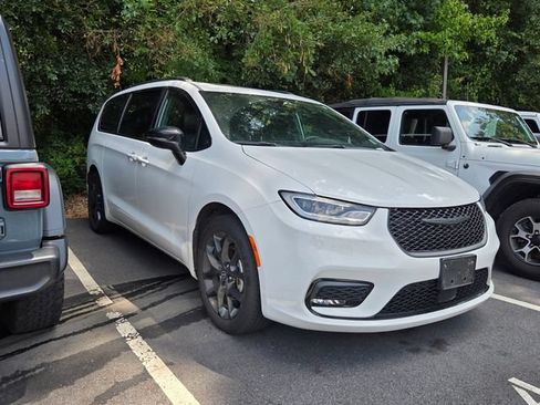 Used 2025 Chrysler Pacifica Limited FWD image 3