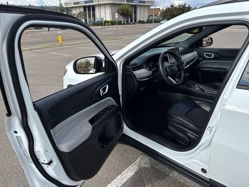 Used 2024 Jeep Compass Latitude image 27