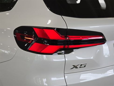 Certified 2026 BMW X5 xDrive50e w/ M Sport Package image 29