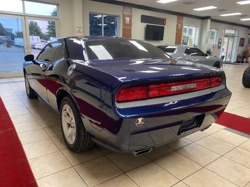 Used 2014 Dodge Challenger SXT image 3