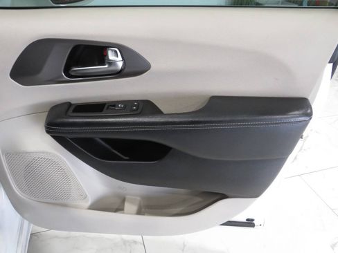 Used 2022 Chrysler Pacifica Touring-L FWD image 22