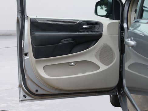 Used 2016 Chrysler Town & Country Touring FWD image 31