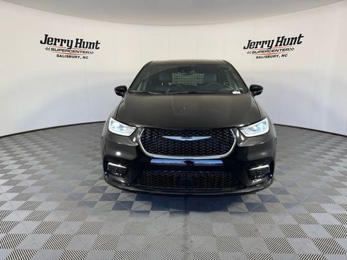 Used 2025 Chrysler Pacifica Select image 5