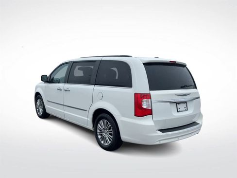 Used 2013 Chrysler Town & Country Touring-L w/ Driver Convenience Group image 7