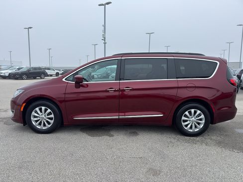 Used 2017 Chrysler Pacifica Touring-L image 6