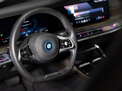 Used 2025 BMW i7 xDrive60 image 45