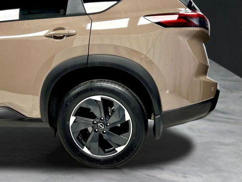 Used 2025 Nissan Rogue SV image 10