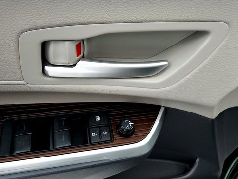 Certified 2024 Toyota Sienna XLE image 23