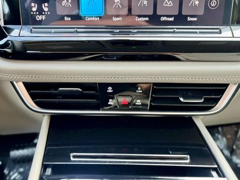 Used 2024 Volkswagen Atlas SE AWD/4WD image 28