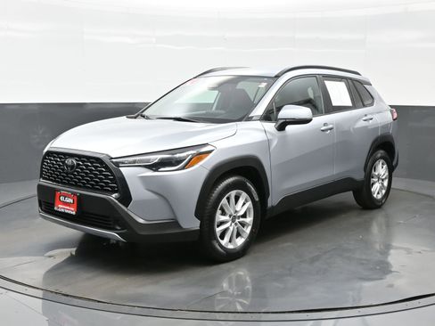 Used 2024 Toyota Corolla Cross LE image 2
