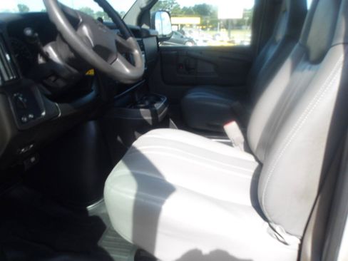 Used 2007 Chevrolet Express 2500 Passenger w/ Power and Light Package RWD image 20