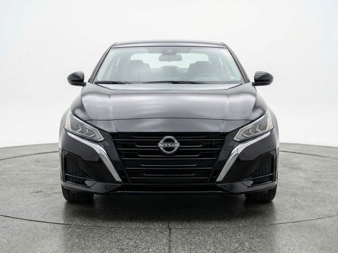 Used 2025 Nissan Altima 2.5 SV image 2