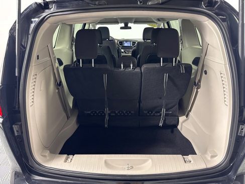 Used 2022 Chrysler Voyager LX image 24